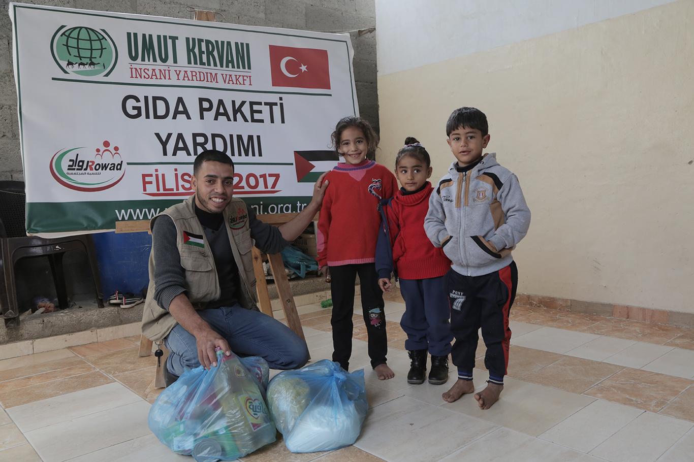 Umut Kervanı Vakfı Gazze’de gıda paketi dağıttı